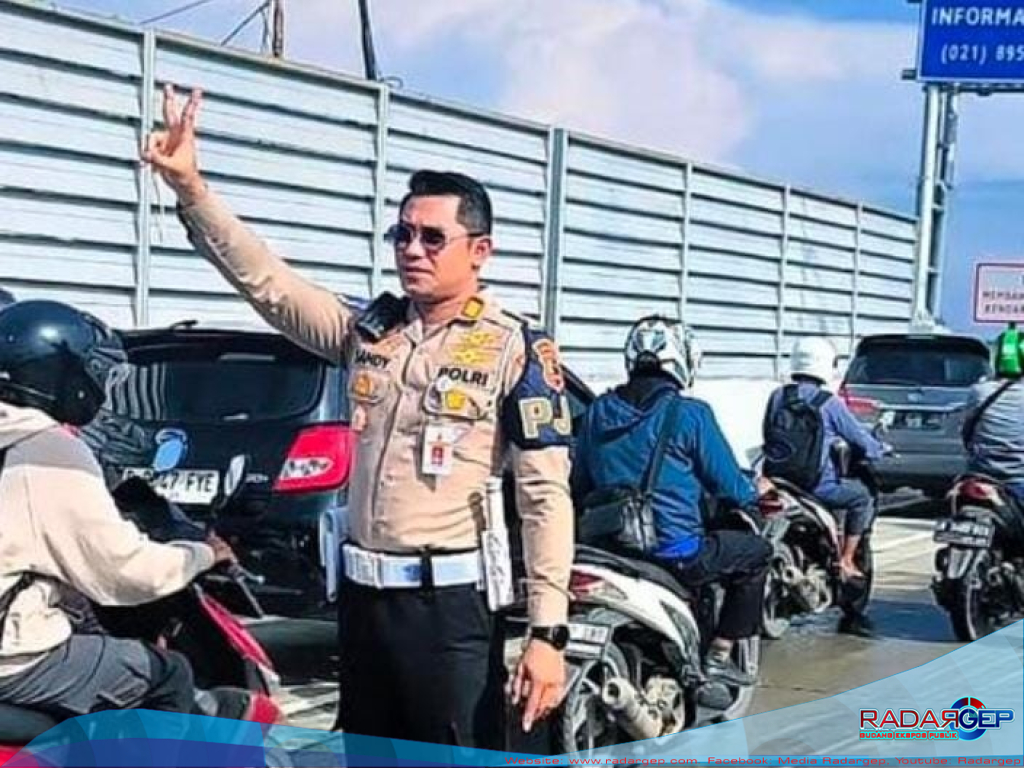 Diskresi Kemanusiaan, Polantas Kawal Ratusan Pemotor Masuk Tol karena Banjir Bekasi